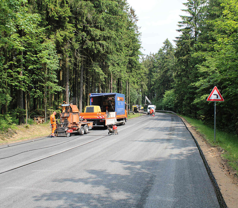 SiGeKo an der Ortsdurchfahrt S309 Eichigt-Süßebach, Straßenkurve im Wald