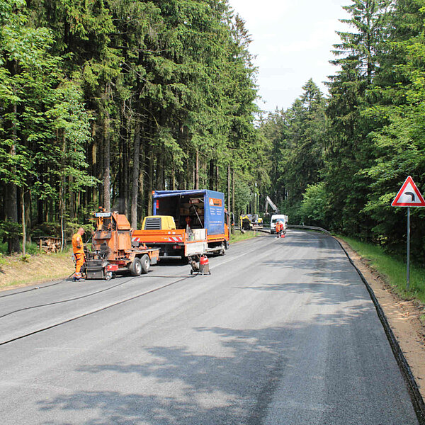 SiGeKo an der Ortsdurchfahrt S309 Eichigt-Süßebach, Straßenkurve im Wald