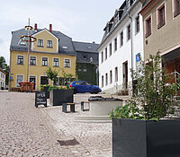 Hörgeschichten und Stadtmodell für den historischen Marktplatz Augustusburg, Blick auf den Markplatz mit Bänken, Maibaum und Pflanzkübeln