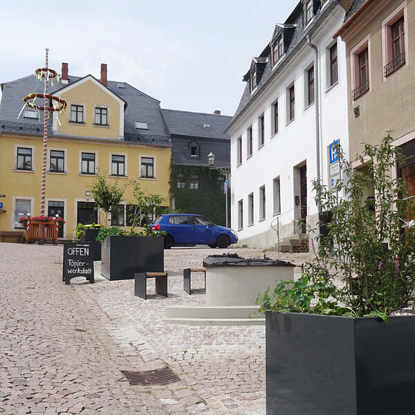 Hörgeschichten und Stadtmodell für den historischen Marktplatz - Augustusburg - Modell von Weitem mit Bänken, Maibaum und Pflanzkübeln