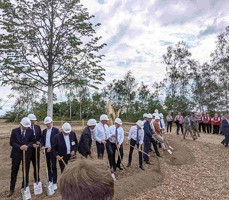 Zweite Änderung des Flächennutzungsplans Neukieritzsch, Männer beim Spatenstich und Festveranstaltung