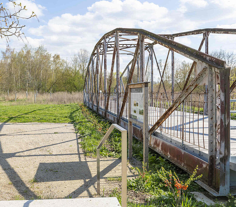 Rastplatz Fischwegbrücke am Chemnitztalradweg, Chemnitz, Stahlbrücke, Pflanzung und Treppengeländer