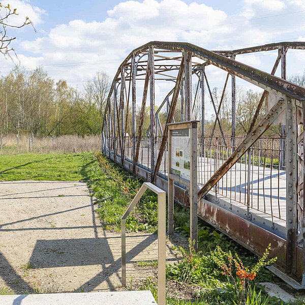 Rastplatz Fischwegbrücke am Chemnitztalradweg, Chemnitz, Stahlbrücke, Pflanzung und Treppengeländer
