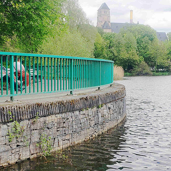 Schlossteich Chemnitz, Ufermauer aus Gabionen, Blick auf Kirche