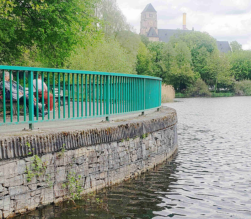 Schlossteich Chemnitz, Ufermauer aus Gabionen, Blick auf Kirche