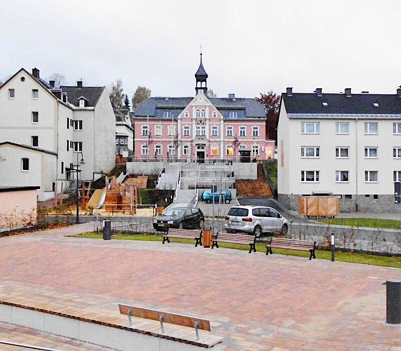 Gemeinsame Mitte für die deutsch-tschechische Grenzstadt Bärenstein-Vejprty, von Weitem Spielplatz und Rathaus